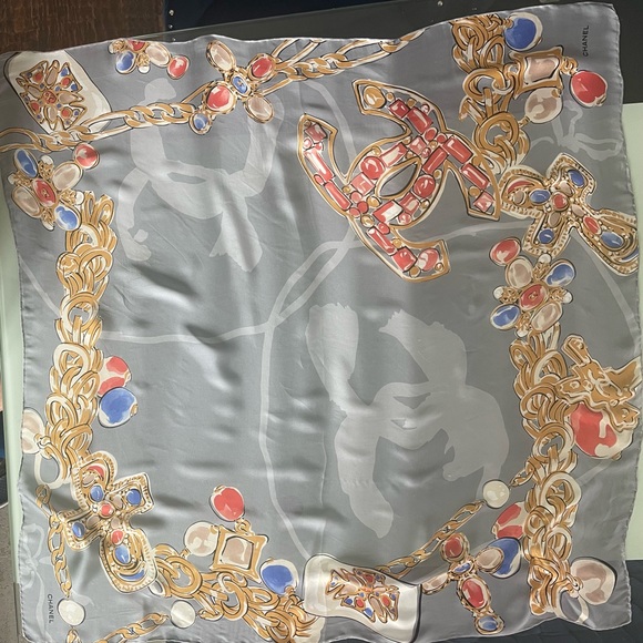 Chanel Scarf in pure silk, Large light grey CC center logo 90cm X 90cm - Picture 12 of 12